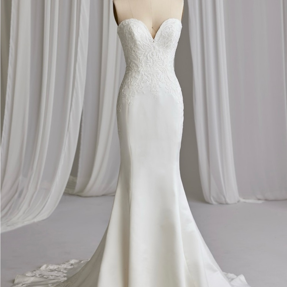Elegant White Strapless Wedding Dress (with removable lace sleeves)